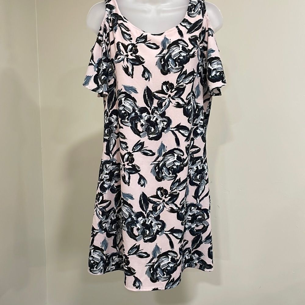 NWOT C & E pink floral cold shoulder dress. Size S small 4/6